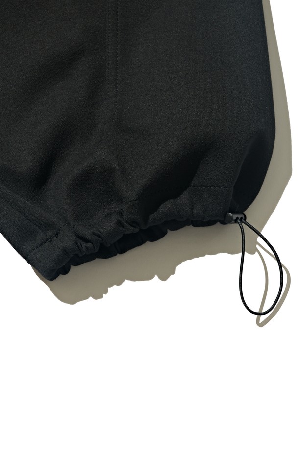 카모 포인트 커브드 스웨트팬츠 (블랙)는 스트릿, 캐주얼, 고프코어 스타일을 아우르는 매력적인 스웨트팬츠입니다. 부드러운 면 소재로 제작되어 편안한 착용감을 선사하며, 일상복으로 활용하기 좋습니다. 루즈핏으로 활동성을 높였으며, 커브드 라인 실루엣이 독특한 스타일을 연출합니다. 밑단 스트링 디테일과 허리 밴딩 처리로 편안함과 스타일리시함을 동시에 잡았습니다. 봄, 가을 시즌 동네 마실룩이나 캠핑룩에 활용하여 개성 있는 스타일을 완성해보세요.
