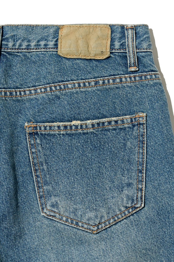 뉴트로 무드의 세미 와이드 데님 팬츠입니다. 톤 다운된 중청 컬러로 빈티지하면서도 세련된 느낌을 줍니다. 봄, 여름, 가을 시즌에 활용하기 좋으며, 뻣뻣한 데님 소재 특유의 클래식한 디자인이 특징입니다. 캐주얼, 레트로 스타일을 즐겨 입는 분들께 추천하며, 세미 와이드 핏으로 편안한 착용감을 선사합니다. 무지 디자인으로 다양한 상의와 매치하기 용이합니다.
