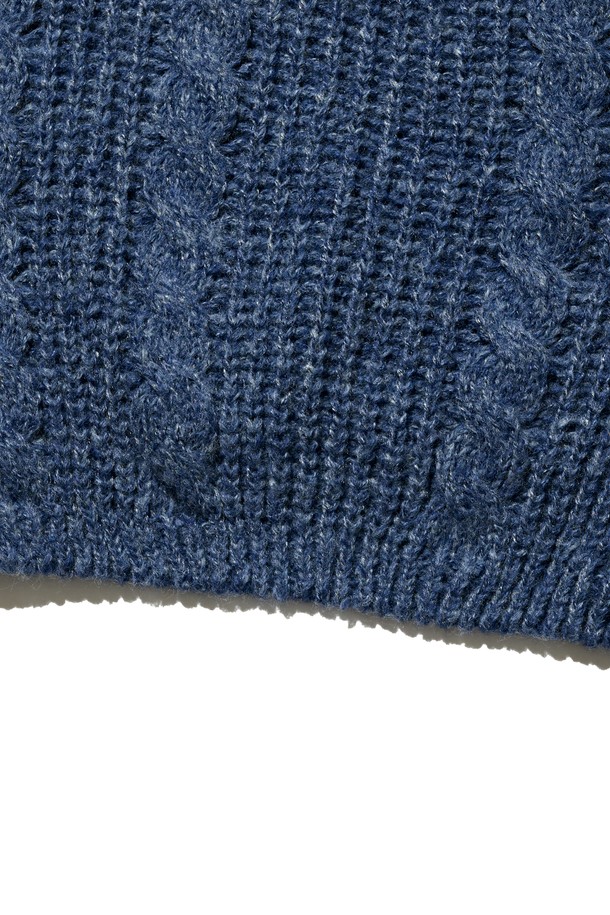 네이비 컬러의 케이블 웨이트 후드 니트 반집업입니다. 울 소재로 제작되어 부드러운 촉감과 두꺼운 두께감으로 가을, 겨울 시즌 따뜻하게 착용할 수 있습니다. 베이직하고 캐주얼한 스타일로, 레귤러핏과 긴 소매 기장, 후드와 반집업 네크라인 디자인이 특징입니다. 케이블 패턴이 돋보이며, 웨이트 디테일로 포인트를 더했습니다. 출근룩과 모임룩, 캐주얼, 클래식, 미니멀 스타일 모두 소화 가능한 활용도 높은 아이템입니다.
