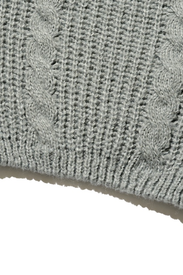 부드러운 울 소재의 케이블 웨이트 후드 니트반집업 (그레이)입니다. 포근한 두께감과 루즈핏으로 편안한 착용감을 선사하며, 가을과 겨울에 따뜻하게 입을 수 있습니다. 후드와 반집업 디자인으로 캐주얼하면서도 베이직한 스타일을 연출하며, 집콕룩이나 산책룩으로 활용하기 좋습니다. 케이블 패턴이 돋보이는 디자인으로, 미니멀하고 클래식한 스타일을 선호하는 여성분들께 추천합니다. 
