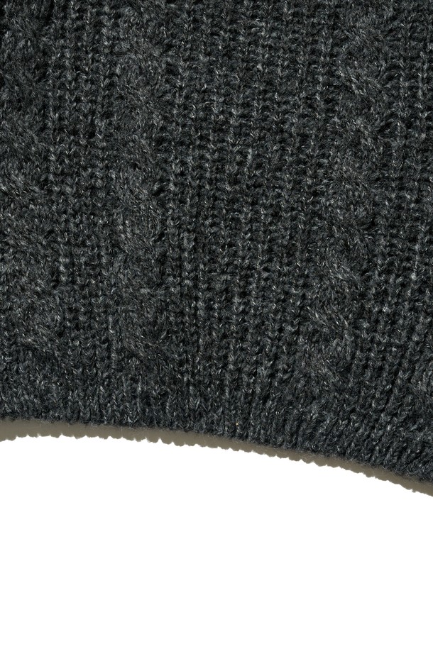 차콜 색상의 케이블 웨이트 후드 니트 반집업입니다. 부드러운 울 소재로 제작되어 가을, 겨울철 따뜻하게 착용할 수 있습니다. 루즈핏 크롭 기장으로 캐주얼하면서도 베이직한 스타일을 연출하며, 후드 디자인과 반집업 여밈 방식으로 편안함을 더했습니다. 케이블 패턴과 웨이트 디테일이 돋보이며, 집콕룩이나 산책룩 등 다양한 TPO에 활용 가능합니다. 미니멀, 캐주얼, 클래식 스타일을 즐기는 분들께 추천합니다.
