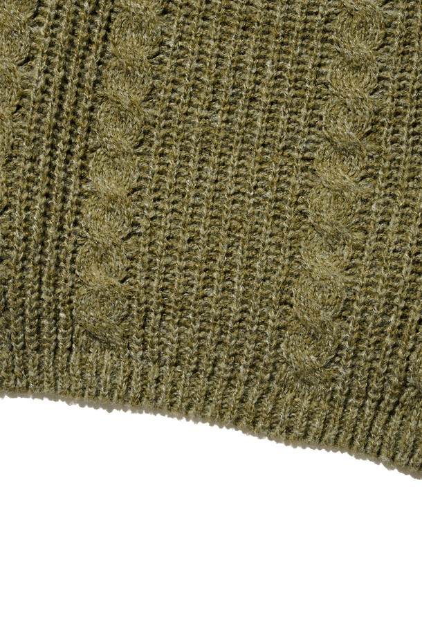 따뜻함과 스타일을 모두 갖춘 케이블 웨이트 후드 니트 반집업 (카키)입니다. 넉넉한 루즈핏으로 편안한 착용감을 선사하며, 두꺼운 니트 소재와 후드 디자인으로 한겨울에도 따뜻하게 입을 수 있습니다. 케이블 패턴이 돋보이는 디자인은 캐주얼하면서도 베이직한 무드를 연출하며, 반집업 디테일로 다양한 스타일을 소화할 수 있습니다. 크롭 기장으로 트렌디함을 더했으며, 웨이트 디테일로 유니크한 포인트를 더했습니다. 가을, 겨울철 데일리룩에 활용하기 좋은 아이템입니다.
