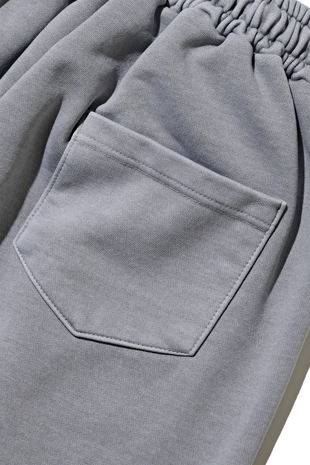 부드러운 면 소재로 제작되어 편안한 착용감을 선사하는 피그먼트 와이드 스트링 팬츠입니다. 그레이 컬러의 베이직한 디자인으로, 캐주얼하고 미니멀한 스타일을 연출하기 좋습니다. 허리 부분의 스트링으로 사이즈 조절이 용이하며, 피그먼트 워싱 처리로 자연스러운 분위기를 더했습니다. 숏 기장과 와이드 핏으로 활동성이 뛰어나며, 봄, 여름, 가을 3계절 모두 활용 가능합니다. 여행룩, 산책룩 등 다양한 TPO에 매치하여 편안하면서도 스타일리시한 룩을 완성해 보세요.
