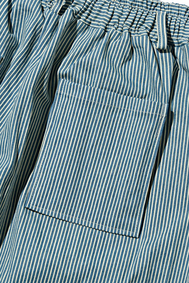 시원한 블루 컬러의 스트라이프 퍼티그 벌룬 팬츠입니다. 면과 스판덱스 혼방 소재로 제작되어 쾌적한 착용감과 유연한 활동성을 제공합니다. 허리 스트링과 퍼티그 포켓 디테일이 돋보이며, 벌룬핏 디자인으로 트렌디한 스트릿, 캐주얼 스타일을 연출하기 좋습니다. 동네 마실룩이나 여행룩에 편안하게 매치하여 개성 있는 스타일을 완성해 보세요.
