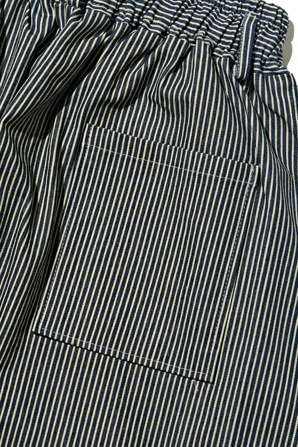 네이비 컬러의 스트라이프 퍼티그 벌룬 팬츠는 캐주얼, 스트릿, 미니멀 스타일을 즐겨 입는 분들을 위한 아이템입니다. 면과 스판덱스 혼방 소재로 제작되어 부드러운 촉감과 편안한 착용감을 선사하며, 봄, 여름 시즌에 적합합니다. 루즈핏에 얇은 두께감으로 시원하게 입을 수 있으며, 허리 스트링과 퍼티그 포켓 디테일이 돋보입니다. 입체적인 벌룬 실루엣과 스트라이프 패턴이 트렌디한 무드를 더해 동네 마실룩이나 여행룩에 활용하기 좋습니다.
