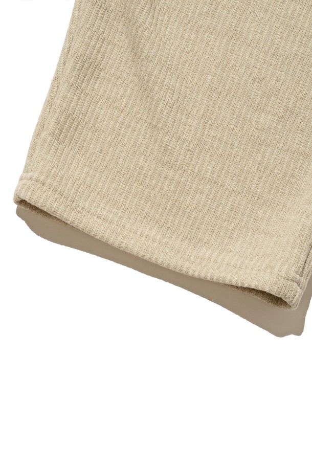 부드러운 촉감의 울 와이드 벌룬 팬츠 (베이지)입니다. 캐주얼부터 포멀까지 다양한 스타일을 소화하며, 가을과 겨울에 따뜻하게 착용할 수 있습니다. 넉넉한 루즈핏과 벌룬 실루엣으로 편안함은 물론, 세련된 무드를 연출합니다. 밴딩 허리와 스트링 디테일로 활동성을 더했으며, 출근룩, 겨울 데일리룩, 모임룩 등 TPO에 맞춰 활용하기 좋습니다. 클래식, 미니멀, 캐주얼 스타일을 즐겨 입는 분들께 추천합니다.
