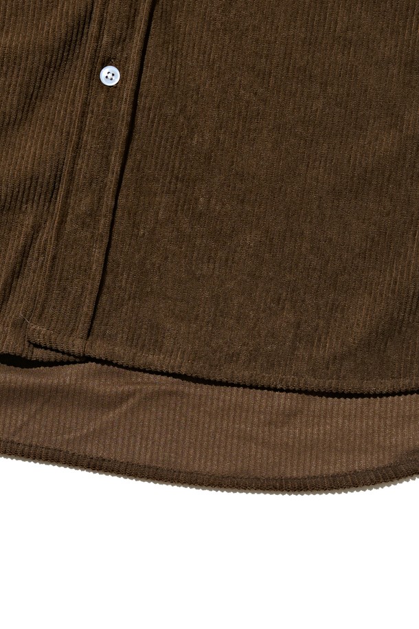 클래식한 멋을 담은 브라운 컬러의 코듀로이 세미 셔츠입니다. 부드러운 촉감의 두꺼운 코듀로이 소재로 제작되어 가을과 겨울에 따뜻하게 착용하기 좋습니다. 넉넉한 오버핏으로 편안한 착용감을 선사하며, 카라 디자인과 포켓 디테일이 클래식한 무드를 더합니다. 출근룩, 미니멀, 캐주얼 스타일 모두 소화 가능한 활용도 높은 아이템입니다.
