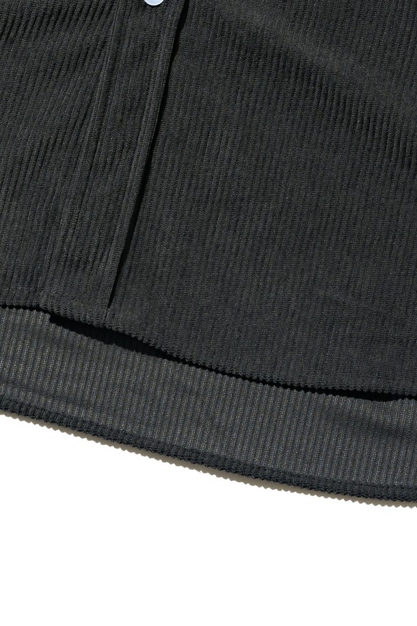 차분한 분위기를 연출하는 클래식 코듀로이 세미 셔츠 (차콜)입니다. 부드러운 촉감과 따뜻함을 선사하는 두꺼운 코듀로이 소재로 제작되어 가을, 겨울 시즌에 적합합니다. 차이나칼라와 레귤러핏 디자인으로 클래식하고 베이직한 스타일을 완성하며, 포켓 디테일로 실용성을 더했습니다. 출근룩 또는 비즈니스 캐주얼에 매치하여 미니멀하면서도 세련된 분위기를 연출할 수 있습니다. 긴소매 기장으로 다양한 스타일링이 가능한 남성 상의입니다.
