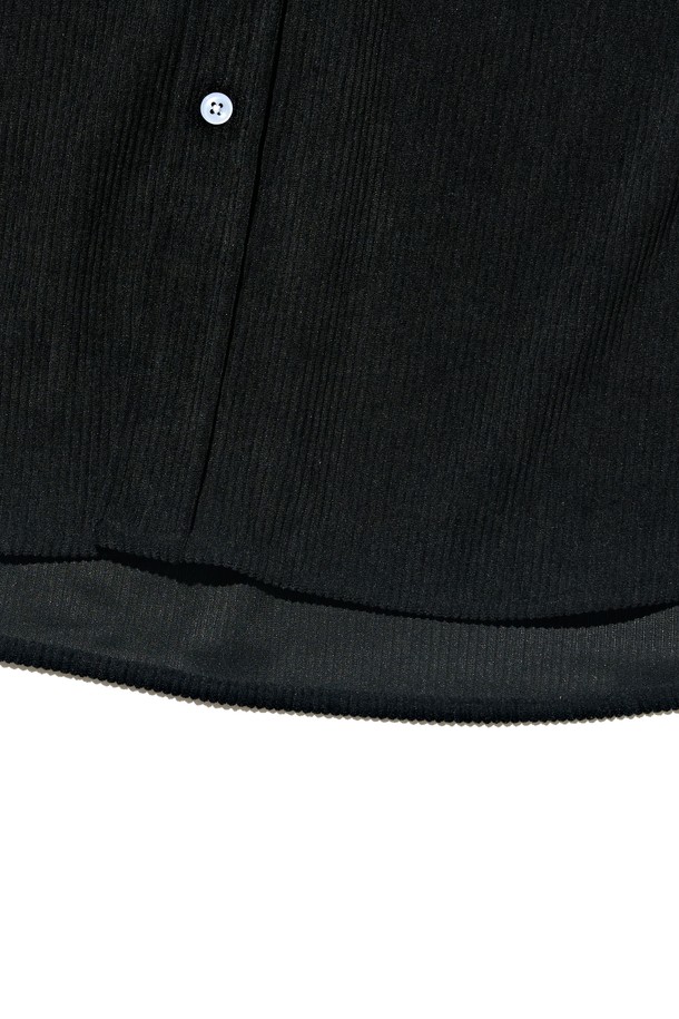 블랙 컬러의 클래식 코듀로이 세미 셔츠입니다. 부드러운 촉감의 코듀로이 소재로 제작되어 가을과 겨울에 따뜻하게 착용할 수 있습니다. 레귤러핏과 레귤러 기장으로 편안한 착용감을 선사하며, 버튼다운 디자인과 카라 디테일이 클래식한 분위기를 더합니다. 출근룩, 비즈니스 캐주얼, 모임룩 등 다양한 TPO에 활용 가능하며, 미니멀하고 베이직한 스타일을 연출하기 좋습니다. 무지 패턴으로 어떤 하의와도 쉽게 매치하여 스타일리시한 룩을 완성해보세요.
