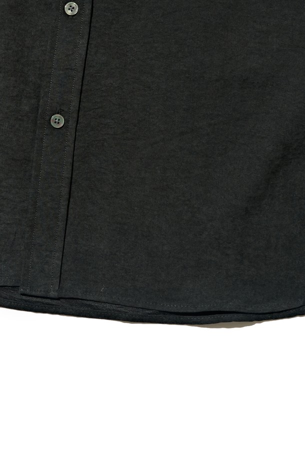 부드러운 스웨이드 소재로 제작된 블랙 컬러의 루즈핏 셔츠입니다. 봄, 가을에 어울리는 얇은 두께감과 긴 소매 기장으로 간절기 날씨에 적합합니다. 차이나 칼라 디자인과 버튼 여밈 방식으로 클래식하면서도 캐주얼한 스타일을 연출합니다. 베이직하고 미니멀한 무드로 다양한 룩에 활용하기 좋으며, 편안한 착용감을 선사합니다. 데일리룩으로 활용하기 좋은 아이템입니다.
