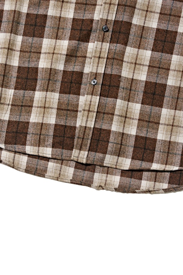 웨스턴 프라임 체크셔츠 (브라운)는 남성용 상의로, 가을과 겨울에 착용하기 좋은 두꺼운 면 소재의 긴소매 셔츠입니다. 차이나칼라와 버튼다운 디자인이 특징이며, 캐주얼하고 베이직한, 그리고 클래식한 스타일을 연출합니다. 레귤러핏으로 제작되었으며, 웨스턴 스타일의 체크 패턴이 돋보입니다. 일상에서 편안하게 착용하기 좋은 아이템으로, 미니멀한 스타일을 선호하는 분들께도 추천합니다.
