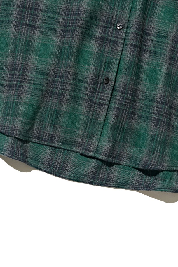 **포켓 세미 오버 체크셔츠 (그린)**는 남녀 모두 착용 가능한 캐주얼 스타일의 면 소재 셔츠입니다. 봄, 가을에 적합하며, 오버핏으로 편안한 착용감을 선사합니다. 그린 컬러의 체크 패턴이 돋보이며, 카라 디자인과 긴 소매 기장으로 클래식한 느낌을 더했습니다. 가슴 부분 포켓 디테일이 있어 실용성을 높였으며, 부드러운 촉감으로 편안하게 착용할 수 있습니다. 일상 속에서 베이직하면서도 멋스러운 스타일을 연출해보세요.
