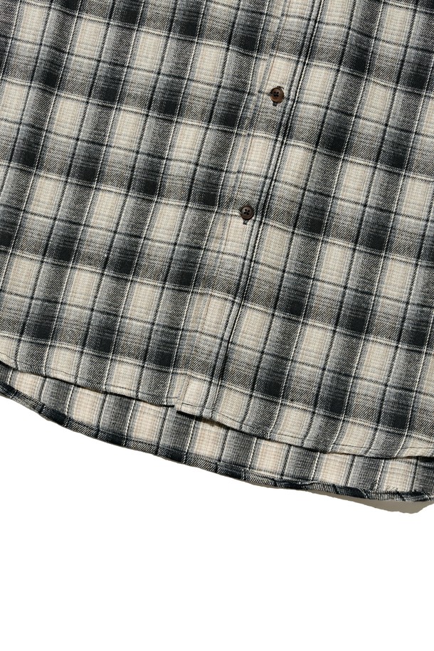 블랙 컬러의 라벨패치 플란넬 체크 셔츠입니다. 면과 플란넬 소재의 혼방으로 제작되어 부드러운 촉감을 선사하며, 가을과 겨울에 따뜻하게 착용하기 좋습니다. 차이나 칼라와 레귤러핏 디자인으로 캐주얼하고 베이직한 스타일을 연출합니다. 긴 소매와 두꺼운 두께감으로 보온성을 높였으며, 라벨패치 디테일이 돋보입니다. 체크 패턴이 돋보이는 이 셔츠는 일상복으로 활용하기 좋습니다.
