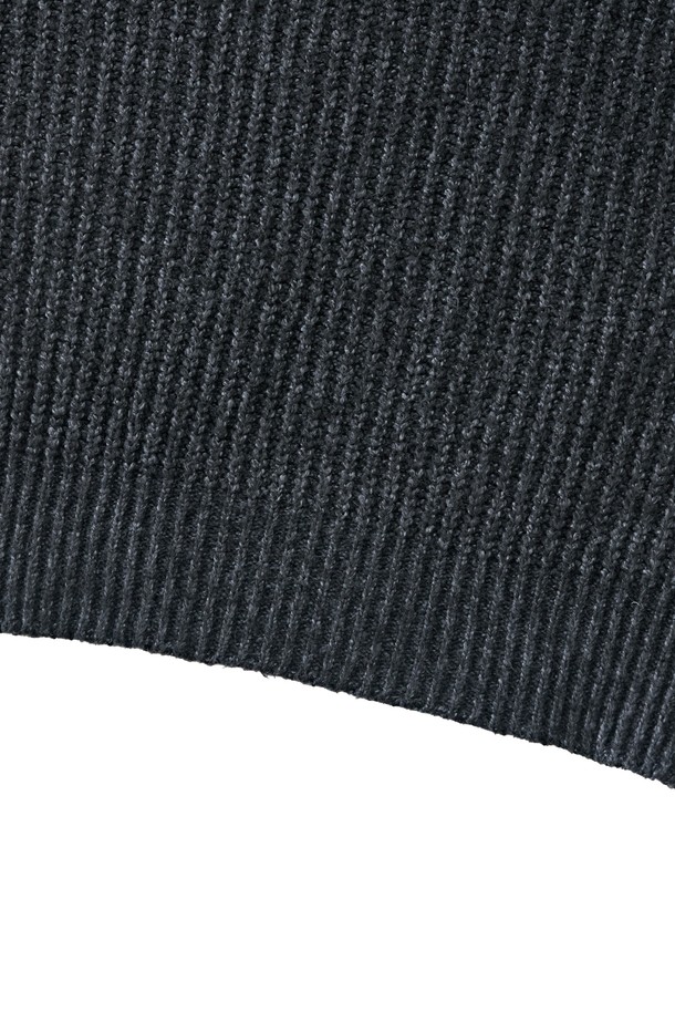 보카시 블렌드 라운드 니트 (차콜)는 부드러운 촉감의 비스코스, 폴리에스터 혼방 소재로 제작되어 편안한 착용감을 선사합니다. 차콜 컬러의 포슬포슬한 보카시(보카시) 패턴이 은은한 멋을 더하며, 라운드넥과 긴소매 디자인으로 깔끔한 실루엣을 연출합니다. 데일리룩, 집콕룩, 카페룩 등 다양한 TPO에 활용 가능한 실용적인 아이템입니다. 미니멀, 클래식, 캐주얼 스타일을 즐기는 분들께 추천하며, 단독 또는 이너로 활용하여 다양한 스타일을 연출할 수 있습니다. 유연한 핏으로 편안하게 착용 가능하며, 적당한 두께감으로 간절기부터 활용하기 좋습니다.
