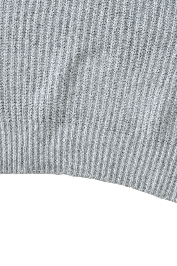 보카시 블렌드 라운드 니트 (그레이)는 부드러운 촉감의 비스코스, 폴리에스테르 혼방 소재로 제작되어 가을, 겨울 시즌에 적합합니다. 중간 두께감의 레귤러핏 니트로, 라운드넥 디자인과 긴소매로 베이직하고 미니멀한 스타일을 연출합니다. 데일리룩 연출에 용이하며, 레이어드하여 다양한 스타일을 소화할 수 있습니다. 보카시 패턴이 은은하게 돋보이며, 신축성이 있어 편안한 착용감을 선사합니다. 겨울 데일리룩에 클래식하고 캐주얼한 무드를 더해 보세요.
