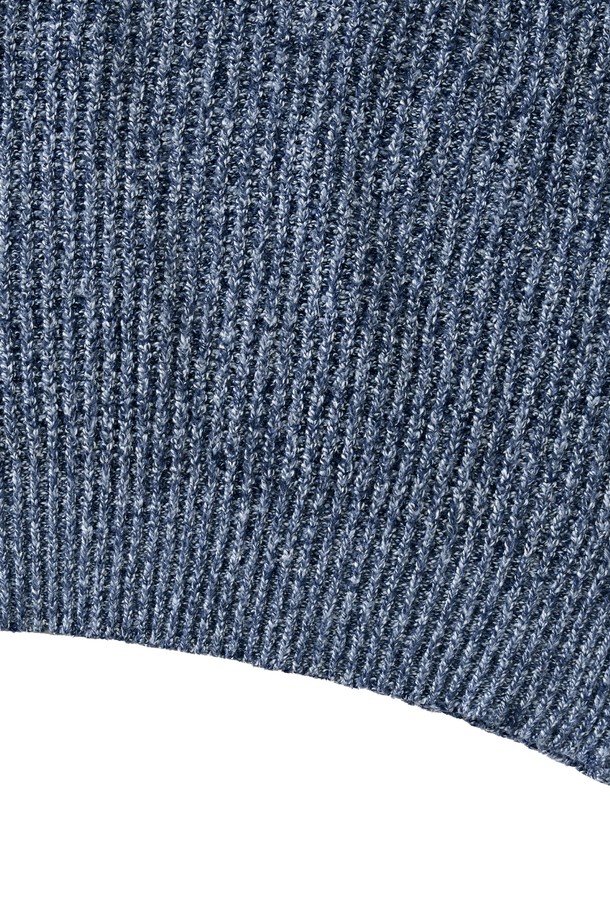 보카시 블렌드 라운드 니트 (블루)는 울과 아크릴 혼방 소재로 제작되어 부드러운 촉감을 선사하는 남녀 공용 니트입니다. 가을과 겨울에 어울리는 두꺼운 두께감으로 따뜻하게 착용할 수 있으며, 레귤러 핏과 라운드넥 디자인으로 편안한 착용감을 제공합니다. 베이직한 스타일의 보카시 패턴이 특징이며, 클래식, 미니멀, 캐주얼 등 다양한 스타일에 활용할 수 있습니다. 긴소매 기장으로 간결하고 깔끔한 실루엣을 연출합니다.
