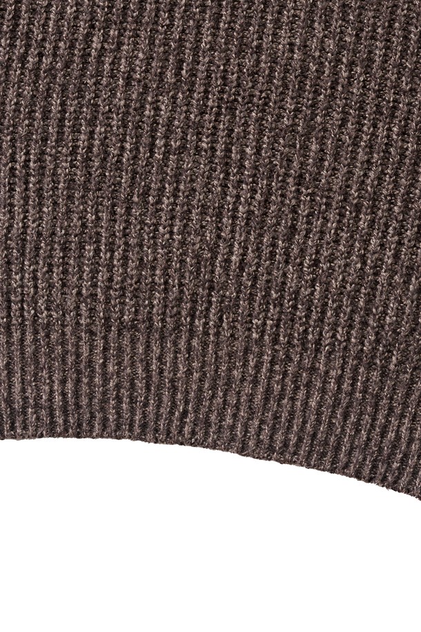 보카시 블렌드 라운드 니트 (브라운)는 부드러운 촉감의 비스코스, 폴리에스테르 혼방 소재로 제작되어 가을, 겨울 시즌에 적합합니다. 레귤러 핏에 라운드넥 디자인으로, 베이직하고 미니멀한 스타일을 연출합니다. 보카시 패턴과 골지 디테일이 어우러져 세련된 느낌을 더하며, 긴 소매와 중간 두께감으로 간절기부터 한겨울까지 따뜻하게 착용할 수 있습니다. 신축성이 있어 편안한 착용감을 제공하며, 단독 또는 레이어드하여 다양한 데일리룩을 연출하기 좋습니다. 특히 겨울 데일리룩에 활용하기 좋은 아이템입니다.
