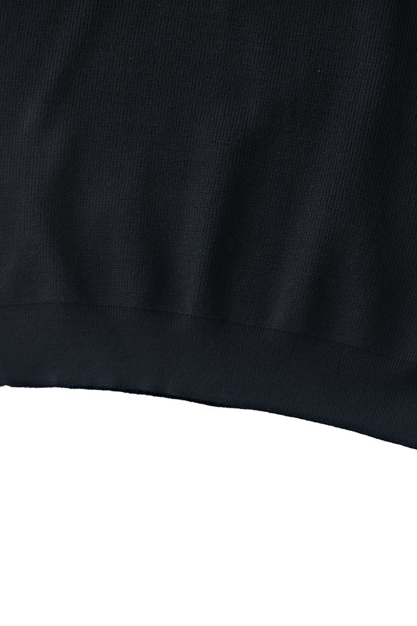 **하찌 버튼업 카라 니트 (블랙)**

부드러운 촉감과 은은한 하찌 패턴이 돋보이는 블랙 컬러의 카라 니트입니다. 봄, 가을 시즌에 활용하기 좋은 중간 두께감으로, 레이온, 나일론, 스판덱스 혼방 소재로 제작되어 편안한 착용감을 선사합니다. 루즈핏으로 활동성을 높였으며, 버튼업 디자인과 긴 소매 기장으로 다양한 스타일 연출이 가능합니다. 미니멀, 베이직한 디자인으로 데이트룩, 카페룩 등 어떤 TPO에도 잘 어울립니다.
