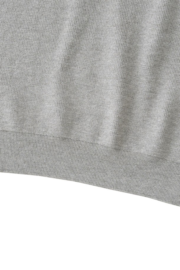 부드러운 울 소재의 하찌 짜임으로 포근함을 더한 그레이 컬러의 버튼업 카라 니트입니다. 가을, 겨울 시즌에 어울리는 두꺼운 두께감으로 따뜻하게 착용 가능하며, 레귤러 핏으로 편안한 착용감을 선사합니다. 캐주얼 및 클래식 스타일 모두 소화 가능한 베이직한 디자인으로, 출근룩이나 모임룩 등 다양한 TPO에 활용하기 좋습니다. 버튼 디테일이 포인트로, 미니멀한 무드를 연출합니다. 긴 소매 기장과 카라 디자인으로 세련된 느낌을 더했습니다.
