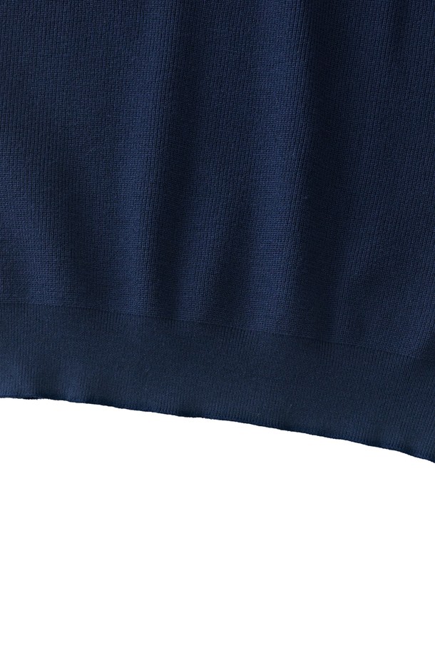 네이비 컬러의 하찌 버튼업 카라 니트입니다. 레이온, 나일론, 스판덱스 혼방 소재로 제작되어 부드러운 촉감과 신축성을 제공합니다. 루즈핏과 세미오버핏으로 편안하게 착용 가능하며, 봄, 가을 시즌에 활용하기 좋습니다. 미니멀, 베이직 스타일로 데이트룩, 카페룩 등 다양한 TPO에 매치하기 용이합니다. 단독 또는 이너, 아우터로 활용하여 여러 스타일을 연출할 수 있습니다.
