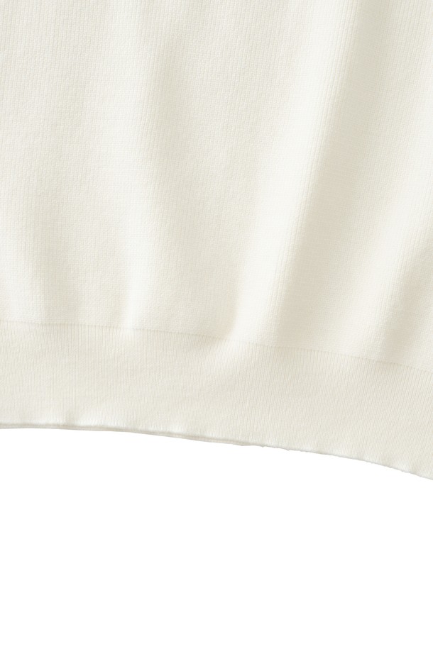 아이보리 컬러의 하찌 버튼업 카라 니트입니다. 부드러운 촉감의 니트 소재로 제작되어 봄, 가을 시즌에 착용하기 좋습니다. 베이직하고 클래식한 디자인으로 데이트룩, 모임룩, 미니멀, 캐주얼 등 다양한 스타일 연출에 활용할 수 있습니다. 레귤러핏에 긴 소매 기장으로 편안하게 착용 가능하며, 카라넥과 버튼 디테일이 포인트입니다. 중간 두께감으로 간절기 날씨에 적합하며, 활용도 높은 여성 상의입니다.
