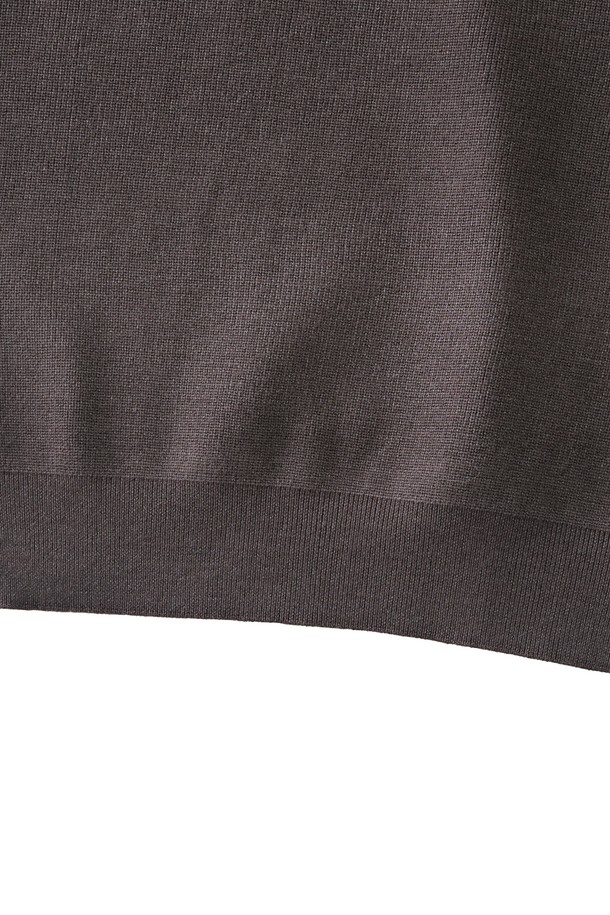 차분한 분위기의 차콜 컬러가 돋보이는 하찌 버튼업 카라 니트입니다. 울과 아크릴 혼방 소재로 제작되어 부드러운 촉감과 따뜻함을 선사하며, 가을과 겨울에 활용하기 좋습니다. 베이직하고 캐주얼한 스타일로 다양한 룩에 매치하기 좋으며, 레귤러 핏과 긴 소매 기장으로 편안함을 더했습니다. 하찌 조직과 버튼 디테일이 포인트로, 밋밋함을 덜어 세련된 느낌을 줍니다.
