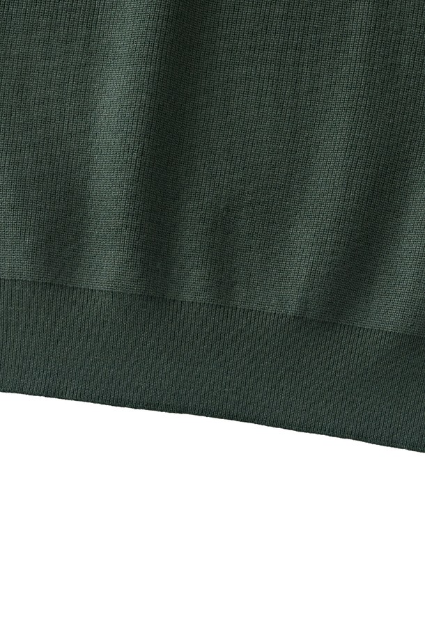 따뜻하고 포근한 분위기의 하찌 버튼업 카라 니트 (카키)입니다. 가을, 겨울 시즌 데일리룩에 활용하기 좋은 베이직하고 캐주얼한 스타일의 니트입니다. 부드러운 촉감의 두꺼운 하찌 니트 소재로 제작되어 보온성을 높였습니다. 넉넉한 레귤러핏에 카라 디자인과 버튼업 디테일이 더해져 클래식하고 미니멀한 무드를 연출합니다. 긴 소매 기장과 크롭 기장으로 다양한 하의와 매치하여 개성 있는 스타일을 완성할 수 있습니다.
