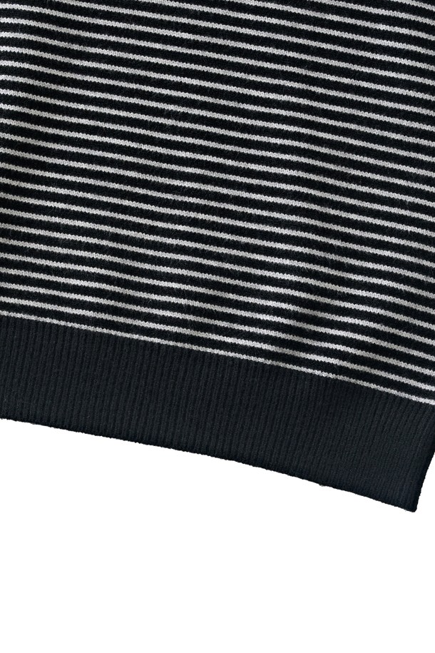 블랙 컬러의 스트라이프 라운드 웜 니트입니다. 모달, 폴리에스테르, 아크릴 혼방 소재로 제작되어 부드러운 촉감과 편안한 착용감을 제공합니다. 가을, 겨울철 데일리룩에 활용하기 좋으며, 캐주얼, 미니멀, 클래식 스타일 연출에 적합합니다. 레귤러핏 라운드넥 디자인에 긴 소매 기장으로, 단독 또는 아우터 이너로 활용하여 다양한 스타일을 연출할 수 있습니다. 중간 두께감으로 간절기부터 겨울까지 따뜻하게 착용 가능하며, 내구성이 좋아 오랫동안 즐겨 입을 수 있습니다.
