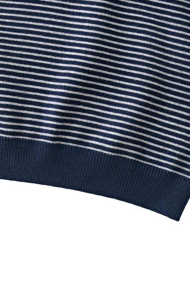 네이비 컬러의 스트라이프 라운드 웜 니트입니다. 쌀쌀한 가을, 겨울철 데일리룩에 활용하기 좋은 캐주얼하고 베이직한 스타일의 제품입니다. 부드러운 니트 소재로 제작되었으며, 두꺼운 두께감으로 따뜻하게 착용할 수 있습니다. 레귤러핏에 긴 소매, 라운드넥 디자인으로 편안한 착용감을 제공합니다. 크롭 기장과 스트라이프 패턴이 특징이며, 다양한 하의와 매치하여 클래식하고 미니멀한 룩을 연출할 수 있습니다.
