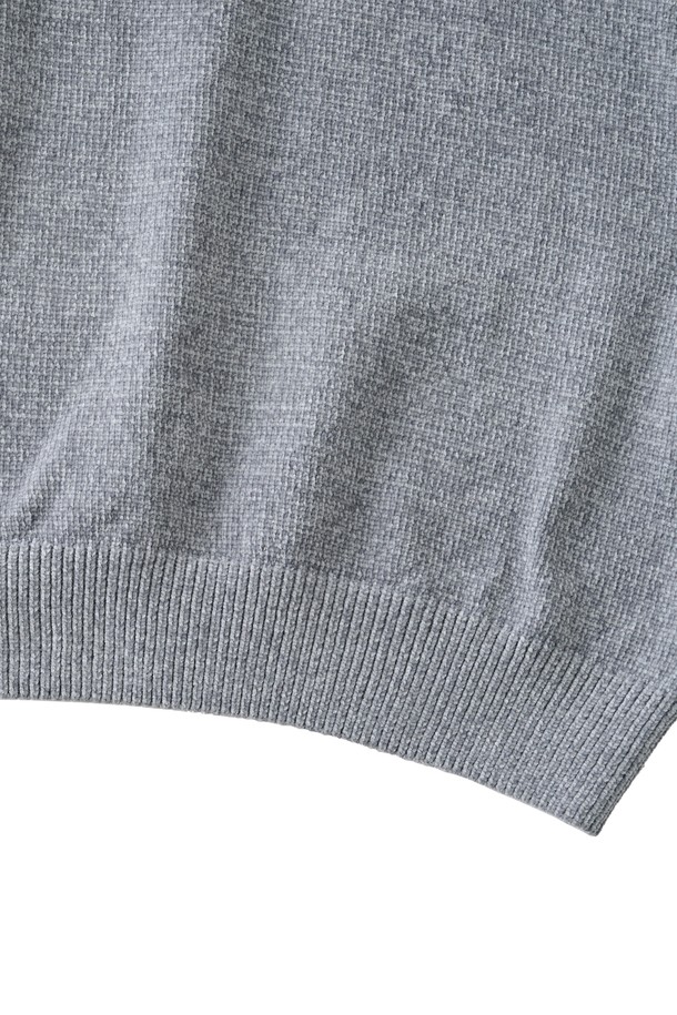 부드러운 촉감이 돋보이는 벨로아 클래식 라운드 니트 (그레이)입니다. 모달, 폴리에스테르, 아크릴 혼방 소재로 제작되어 가볍고 편안한 착용감을 선사합니다. 릴랙스 핏과 라운드넥 디자인으로 일상 속 편안함을 더하며, 가을, 겨울 시즌 데일리룩에 활용하기 좋습니다. 베이직하고 클래식한 스타일로 다양한 하의와 매치하여 미니멀하고 세련된 룩을 연출해보세요. 심플한 디자인과 클린한 실루엣으로 어떤 스타일에도 잘 어울립니다.
