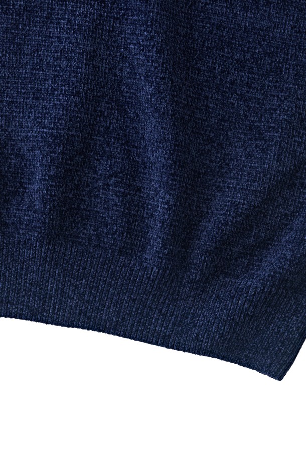 벨로아 클래식 라운드 니트 (네이비)는 부드러운 촉감의 벨로아 소재로 제작되어 가을, 겨울 시즌에 따뜻함을 선사합니다. 넉넉한 두께감과 레귤러핏으로 편안한 착용감을 제공하며, 라운드넥과 긴 소매 디자인으로 클래식하고 베이직한 스타일을 연출합니다. 무지 패턴의 네이비 컬러는 어떤 옷에도 잘 어울려 출근룩과 비즈니스 캐주얼에 활용하기 좋습니다. 미니멀한 디자인으로 유행을 타지 않고 오랫동안 즐겨 입을 수 있는 아이템입니다.
