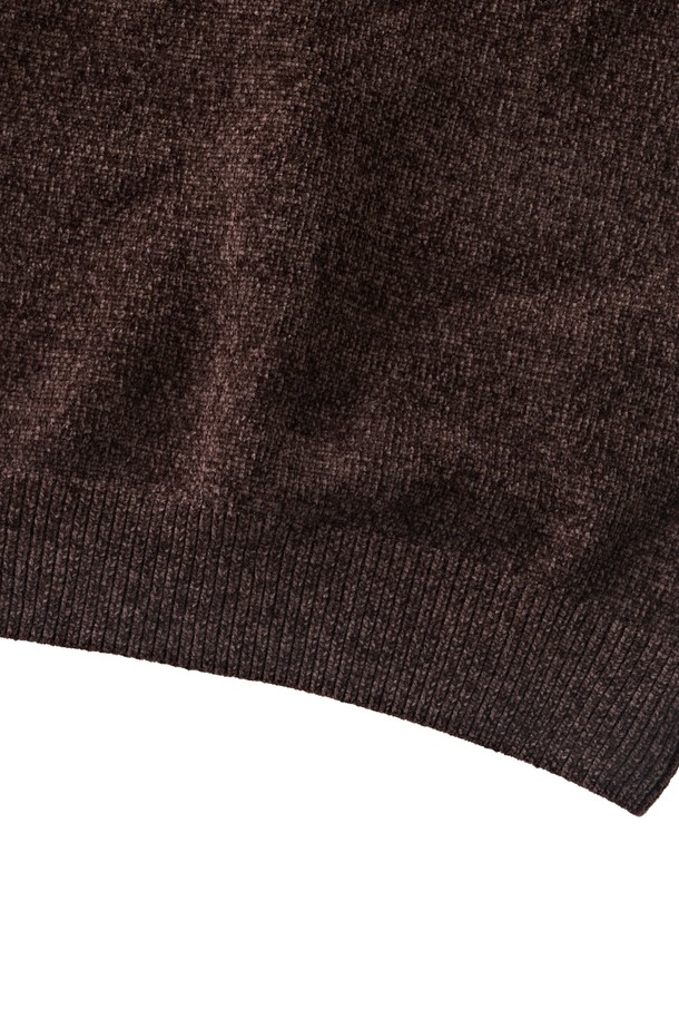 벨로아 클래식 라운드 니트 (브라운)는 가을, 겨울 시즌에 어울리는 여성 니트 스웨터입니다. 모달 54%, 폴리에스터 26%, 아크릴 20% 혼방 소재로 제작되어 부드러운 촉감을 선사하며 릴렉스 핏으로 편안하게 착용할 수 있습니다. 라운드넥 디자인에 무지 패턴으로 클래식하고 베이직한 스타일을 연출하며, 얇은 두께로 레이어드하여 다양한 스타일을 연출하기 좋습니다. 데일리룩이나 미니멀한 스타일을 즐겨 입는 분들께 추천하며, FREE 사이즈로 제작되었습니다. 긴 소매 기장으로 따뜻함을 더했습니다.
