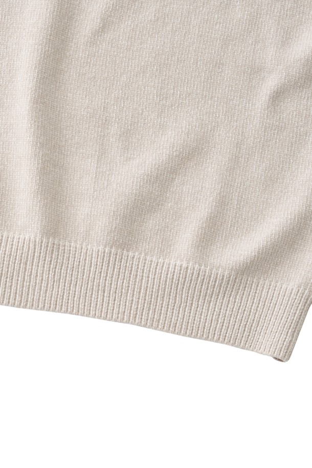 벨로아 클래식 라운드 니트 (오트밀)는 부드러운 촉감의 벨로아 원단을 사용하여 포근함을 선사하는 겨울철 데일리룩을 위한 니트입니다. 클래식하고 미니멀한 스타일을 연출하며, 라운드 넥과 레귤러핏으로 편안하게 착용할 수 있습니다. 면, 울, 나일론, 레이온, 폴리에스테르, 아크릴 등 다양한 소재가 혼방되어 보온성을 높였습니다. 오트밀 컬러의 무지 디자인으로 어떤 옷에도 쉽게 매치할 수 있으며, 두꺼운 두께감으로 따뜻하게 착용 가능합니다. 긴 소매 기장의 레귤러 기장 니트입니다.
