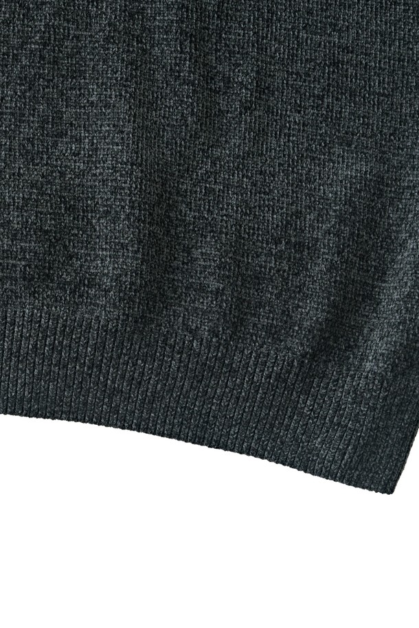 차분하고 세련된 무드의 벨로아 클래식 라운드 니트 (차콜)입니다. 부드러운 벨로아 소재로 제작되어 포근하고 고급스러운 촉감을 선사하며, 가을/겨울 시즌에 따뜻하게 착용하기 좋습니다. 레귤러 핏과 라운드넥 디자인으로 어떤 스타일에도 잘 어울리며, 베이직하고 클래식한 매력을 더합니다. 특히, 겨울 데일리룩에 활용하기 좋은 아이템입니다.
