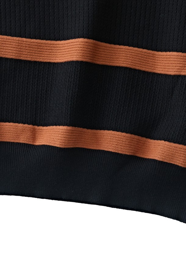 모던한 감각의 블랙 단가라 스트라이프 니트입니다. 부드러운 촉감의 비스코스, 폴리에스테르, 나일론 혼방 소재로 제작되어 편안한 착용감을 선사합니다. 릴랙스핏과 긴 소매, 카라넥 디자인으로 캐주얼하면서도 클래식한 분위기를 연출합니다. 탄탄한 니트 조직감과 깔끔한 실루엣이 돋보이며, 데이트룩 또는 겨울 데일리룩으로 활용하기 좋습니다. FREE 사이즈로 누구나 부담 없이 즐길 수 있습니다.
