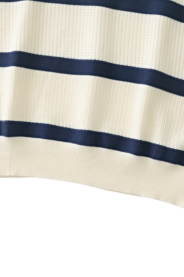 모던 단가라 스트라이프 니트 (화이트)는 부드러운 촉감이 돋보이는 릴랙스핏 니트입니다. 비스코스, 폴리에스테르, 나일론 혼방 소재로 제작되어 봄, 가을에 적합하며, 신축성 있는 소재로 편안한 착용감을 선사합니다. 깔끔한 실루엣과 베이직한 디자인은 데이트룩, 카페룩, 모임룩 등 다양한 TPO에 활용 가능하며, 단독으로도 멋스러운 스타일을 연출할 수 있습니다. 클래식, 미니멀, 캐주얼 스타일을 즐겨 입는 분들께 추천합니다. 긴 소매 카라넥 디자인에 화이트와 네이비 컬러의 스트라이프 패턴이 포인트를 더합니다.
