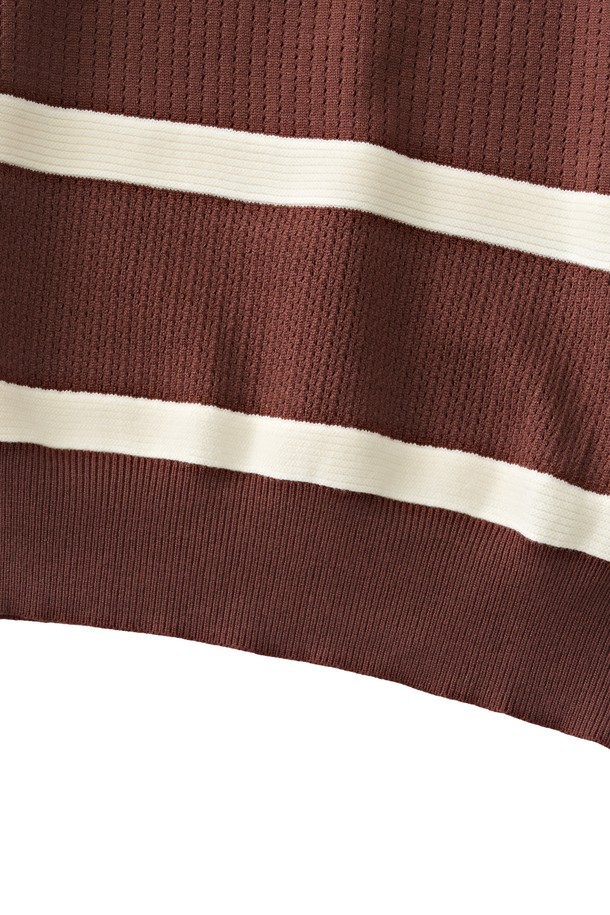 모던한 디자인의 브라운 컬러 단가라 스트라이프 니트입니다. 가을과 겨울에 어울리는 릴랙스 핏과 긴소매 디자인으로, 부드러운 촉감이 특징입니다. 비스코스, 폴리에스테르, 나일론 혼방 소재로 제작되어 편안한 착용감을 선사합니다. 깔끔한 실루엣으로 단독 착용이 가능하며, 데이트룩 또는 겨울 데일리룩에 활용하기 좋습니다. 클래식, 미니멀, 캐주얼 스타일을 모두 소화하는 활용도 높은 아이템입니다.
