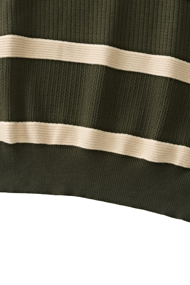 모던한 감각의 카키 컬러 단가라 스트라이프 니트입니다. 부드러운 촉감의 니트 소재로 제작되어 가을, 겨울철 따뜻하게 착용하기 좋습니다. 레귤러 핏에 폴로넥 디자인으로 캐주얼하면서도 클래식한 분위기를 연출하며, 출근룩과 모임룩 모두 활용 가능합니다. 골지 디테일이 더해져 밋밋함을 덜고 스타일리시함을 더했습니다. 긴 소매 기장으로 간절기부터 한겨울까지 폭넓게 활용할 수 있는 아이템입니다.
