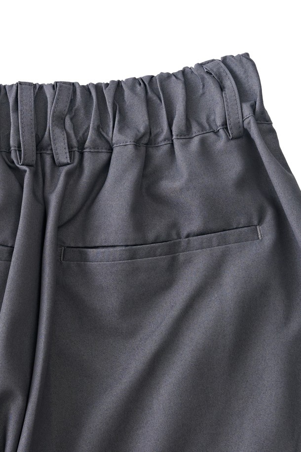 세련된 무드의 울 블랜드 벌룬 슬랙스 (그레이)입니다. 울, 폴리에스테르, 레이온, 스판덱스의 혼방 소재로 제작되어 부드러운 촉감과 편안한 착용감을 선사합니다. 미니멀하고 베이직한 스타일로, 와이드 핏과 롱 기장이 트렌디한 실루엣을 연출합니다. 일상, 캐주얼, 포멀 등 다양한 TPO에 활용 가능하며, 오피스룩, 비즈니스 캐주얼, 출근룩에도 잘 어울립니다. 심플한 디자인과 유동적인 핏으로 시크하고 클래식한 스타일을 완성해보세요.
