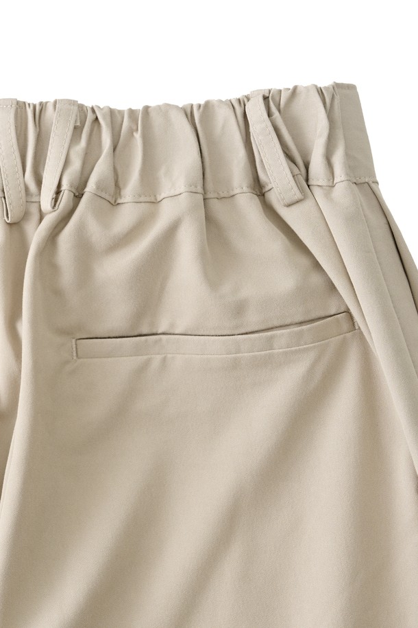 베이직한 디자인으로 데일리하게 즐겨 입기 좋은 울 블랜드 벌룬 슬랙스입니다. 부드러운 촉감의 울(4%) 혼방 소재로 제작되어 편안한 착용감을 선사하며, 자연스러운 드레이프성이 특징입니다. 텍스타일 60%, 레이온 34%, 스판덱스 2%의 혼용률로 제작되어 활동성을 높였습니다. 넉넉한 와이드 핏과 롱 기장으로 트렌디한 스타일을 연출하며, 미니멀, 클래식, 시크 스타일을 즐겨 입는 여성분들께 추천합니다. 출근룩과 오피스룩에 활용하기 좋은 베이직 슬랙스입니다.
