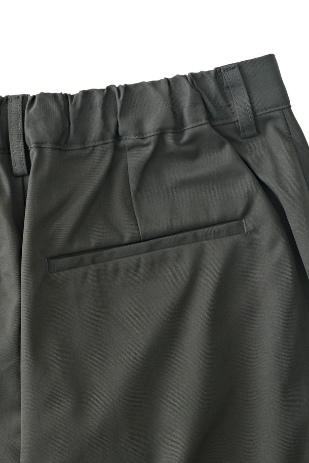 차분한 분위기의 코튼 핀턱 밴딩 슬랙스 (차콜)입니다. 부드러운 면 소재로 제작되어 편안한 착용감을 선사하며, 봄, 가을 시즌에 활용하기 좋습니다. 핀턱 디테일이 더해져 캐주얼하면서도 클래식한 무드를 연출합니다. 허리 밴딩으로 활동성을 높였으며, 레귤러핏으로 누구나 부담 없이 착용 가능합니다. 일상, 출근룩 등 다양한 TPO에 활용할 수 있는 베이직한 디자인의 슬랙스입니다.
