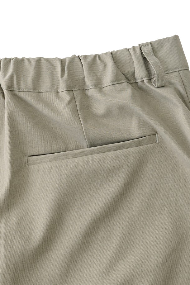 부드러운 면 소재로 제작되어 편안한 착용감을 선사하는 코튼 핀턱 밴딩 슬랙스 (카키)입니다. 봄, 여름, 가을 시즌에 활용하기 좋은 얇은 두께감으로, 레귤러핏 디자인이 깔끔한 실루엣을 연출합니다. 핀턱 디테일이 더해져 베이직하면서도 미니멀한 스타일을 완성하며, 밴딩 처리로 편안함을 더했습니다. 출근룩 또는 비즈니스 캐주얼에 활용하여 미니멀, 클래식, 캐주얼한 무드를 연출해보세요. 남녀 모두 착용 가능하며, 일상에서 폭넓게 활용할 수 있습니다.
