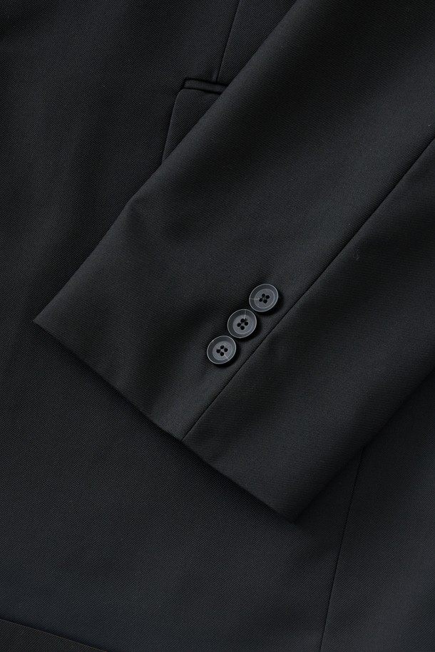 빅대디 오버사이즈 블레이저 (블랙)는 일상과 포멀한 자리 모두에 어울리는 클래식 스타일의 블레이저입니다. 부드러운 촉감의 폴리에스테르와 레이온 혼방 소재로 제작되었으며, 오버핏 실루엣과 싱글 버튼 여밈으로 편안하면서도 세련된 분위기를 연출합니다. 테일러드 칼라와 내추럴 숄더라인, 소프트 실루엣이 특징이며 FREE 사이즈로 폭넓은 체형에 적합합니다. 오피스룩, 비즈니스 캐주얼, 모임룩 등 다양한 TPO에 활용하여 미니멀하고 시크한 스타일을 완성해보세요. 긴 소매 기장으로 간절기에도 유용하게 착용할 수 있습니다.
