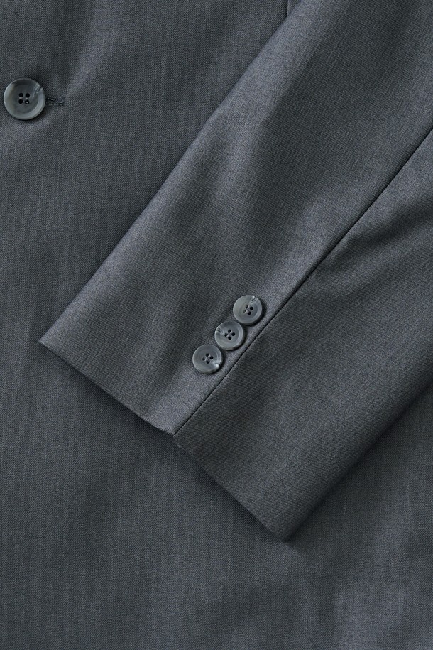 빅대디 오버사이즈 블레이저 (차콜)는 클래식한 무드의 오버핏 블레이저입니다. 차콜 컬러의 무지 디자인으로, 일상과 포멀한 자리 모두 잘 어울립니다. 부드러운 촉감의 폴리에스테르와 레이온 혼방 소재에 내추럴 숄더라인과 테일러드 칼라, 클린컷 디자인으로 세련됨을 더했습니다. 긴 소매 기장으로 제작되었으며, 오피스룩, 비즈니스 캐주얼, 모임룩 등 다양한 TPO에 활용할 수 있습니다. 미니멀하고 시크한 스타일을 연출하기에 좋습니다.
