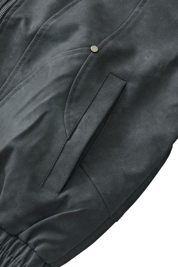 빈티지 감성을 더한 블랙 컬러의 "빈티지 리벳 워크 재킷"입니다. 봄, 가을 간절기에 활용하기 좋은 중간 두께감의 면 소재로 제작되었으며, 루즈핏으로 편안한 착용감을 선사합니다. 밋밋함을 덜어주는 리벳 디테일이 돋보이며, 데이트룩, 쇼핑룩 등 캐주얼한 스타일에 잘 어울립니다. 버튼 여밈 방식과 긴 소매 기장으로 클래식한 워크웨어 스타일을 연출해보세요.
