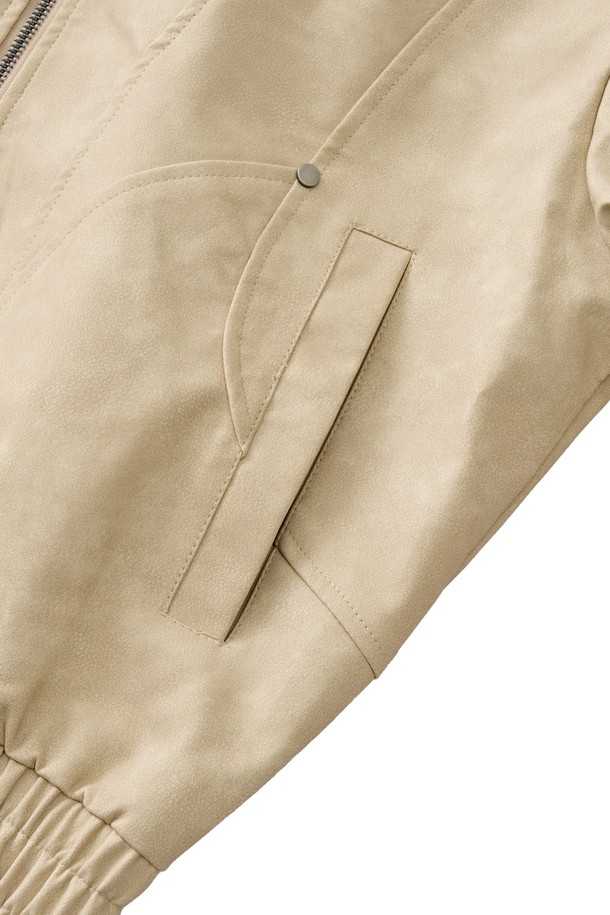 빈티지 감성을 더한 베이지 컬러의 워크 재킷입니다. 봄, 가을 간절기에 활용하기 좋은 루즈핏으로, 편안한 착용감을 선사합니다. 폴리에스터 소재로 제작되어 부드러운 촉감을 느낄 수 있으며, 리벳 디테일과 밑단 밴딩, 배색 카라가 디자인의 포인트를 더합니다. 캐주얼한 스타일을 연출하기에 좋으며, 일상복으로 활용하기에 적합합니다. 집업 스타일로 간편하게 입고 벗을 수 있습니다.
