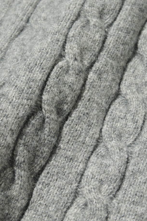 **오버핏 헨리넥 꽈배기 니트 (그레이)**

부드러운 울 소재로 제작되어 포근한 착용감을 선사하는 오버핏 헨리넥 꽈배기 니트입니다. 톤 다운된 그레이 컬러와 클래식한 꽈배기 패턴이 어우러져 베이직하면서도 캐주얼한 스타일을 연출합니다. 넉넉한 오버핏 디자인으로 편안한 활동성을 보장하며, 가을, 겨울 시즌에 따뜻하게 입을 수 있습니다. 헨리넥 디테일이 세련된 포인트를 더하며 다양한 하의와 폭넓게 매치하기 좋습니다. 긴 소매 기장과 두꺼운 두께감으로 보온성을 높였습니다.
