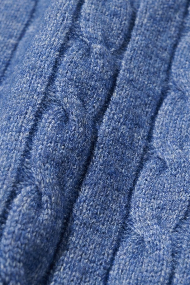 오버핏 헨리넥 꽈배기 니트 (블루)는 가을과 겨울에 따뜻하게 입을 수 있는 상의입니다. 베이직한 스타일로, 헨리넥 디자인과 케이블(꽈배기) 패턴이 특징입니다. 넉넉한 오버핏으로 편안한 착용감을 제공하며, 출근룩에도 활용하기 좋습니다. 긴 소매 기장의 레귤러 기장 니트로, 클래식, 미니멀, 캐주얼 스타일을 연출하기 좋습니다. 파란색(블루) 컬러로 다양한 하의와 매치하여 멋스러운 스타일링을 완성해보세요.
