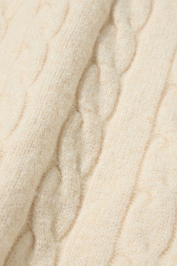 부드러운 울과 아크릴 혼방 소재의 오버핏 헨리넥 꽈배기 니트입니다. 아이보리 컬러로 어떤 룩에도 잘 어울리며, 캐주얼, 클래식, 미니멀 스타일 연출에 적합합니다. 가을, 겨울 시즌 데이트룩, 출근룩에 따뜻함과 스타일을 더해줍니다. 도톰한 두께감과 부드러운 촉감, 꽈배기 패턴이 특징이며, 헨리넥 디자인으로 포인트를 더했습니다. 넉넉한 오버핏으로 편안한 착용감을 선사합니다.
