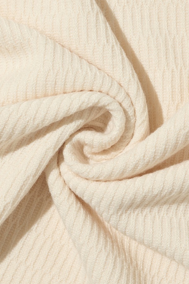 베이직하고 미니멀한 스타일의 여성용 스냅 포인트 라운드 니트입니다. 부드러운 촉감의 얇은 두께로 봄, 가을에 적합하며, 크림 컬러가 어떤 옷에도 잘 어울립니다. 레귤러핏으로 편안하게 착용 가능하며, 긴 소매와 라운드넥 디자인으로 깔끔한 느낌을 줍니다. 스냅 버튼 디테일이 포인트로, 밋밋함을 덜어줍니다.
